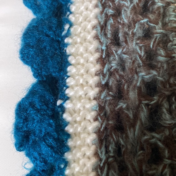 Beautiful woven scarf, deep, teal color with white lace - Picture 5 of 5